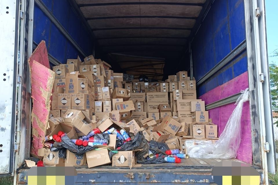 Carga de lubrificante avaliada em R$ 1,5 milhão é recuperada pela PM em Bezerros
(Divulgação/Ascom PMPE) Carga de lubrificante avaliada em R$ 1,5 milhão é recuperada pela PM em Bezerros
/Divulgação/Ascom PMPE