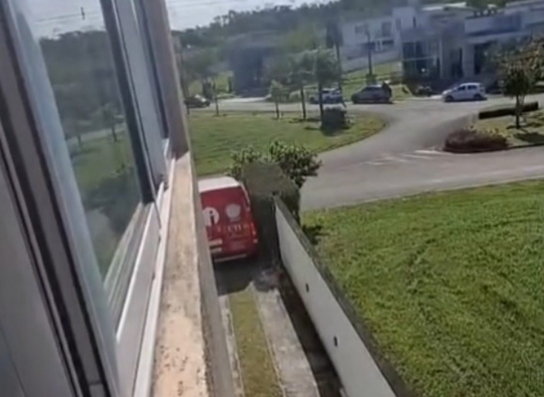 Ambulância transfere cantora para casa dos pais./Foto: Reprodução/Redes sociais