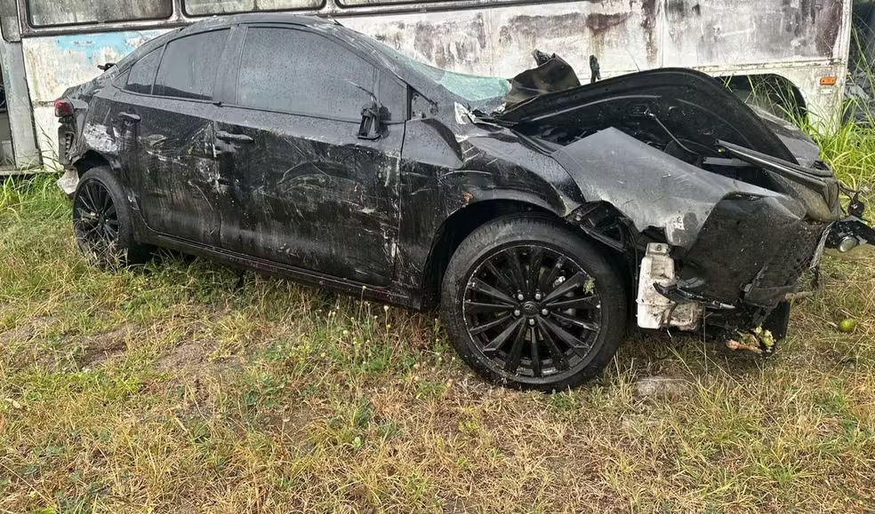 Carro em que estavam as vítimas fatais. (Foto: Divulgação/Polícia Rodoviária Federal)