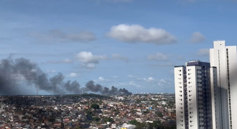 Incêndio atinge pátio de estabelecimento comercial em Olinda, mas não deixa feridos/Reprodução/Redes Sociais