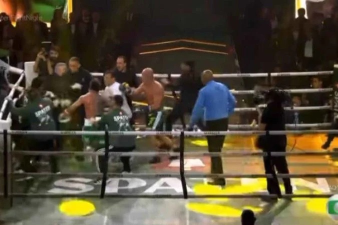 Luta entre Acelino Popó Freitas e Wanderlei Silva termina com briga generalizada no ringue. Evento foi realizado em São Paulo na noite de sábado (27/9)/Reprodução/TV Globo