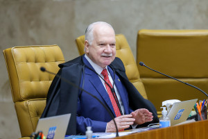 Ministro Edson Fachin em sess&atilde;o plen&aacute;ria do STF.