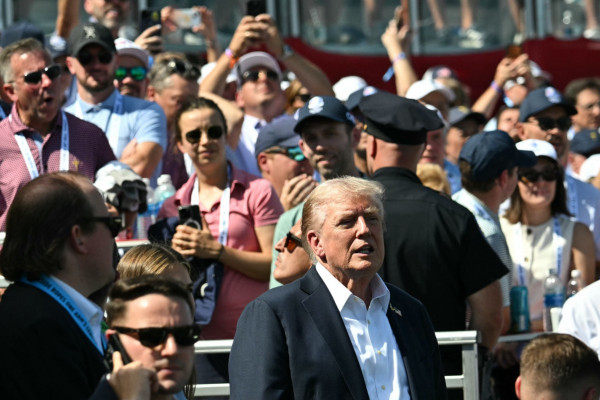 O presidente dos EUA, Donald Trump, comparece à Ryder Cup no Black Course do Bethpage State Park em Farmingdale, Nova York, em 26 de setembro de 2025. (Foto de Mandel NGAN / POOL / AFP) ( AFP)