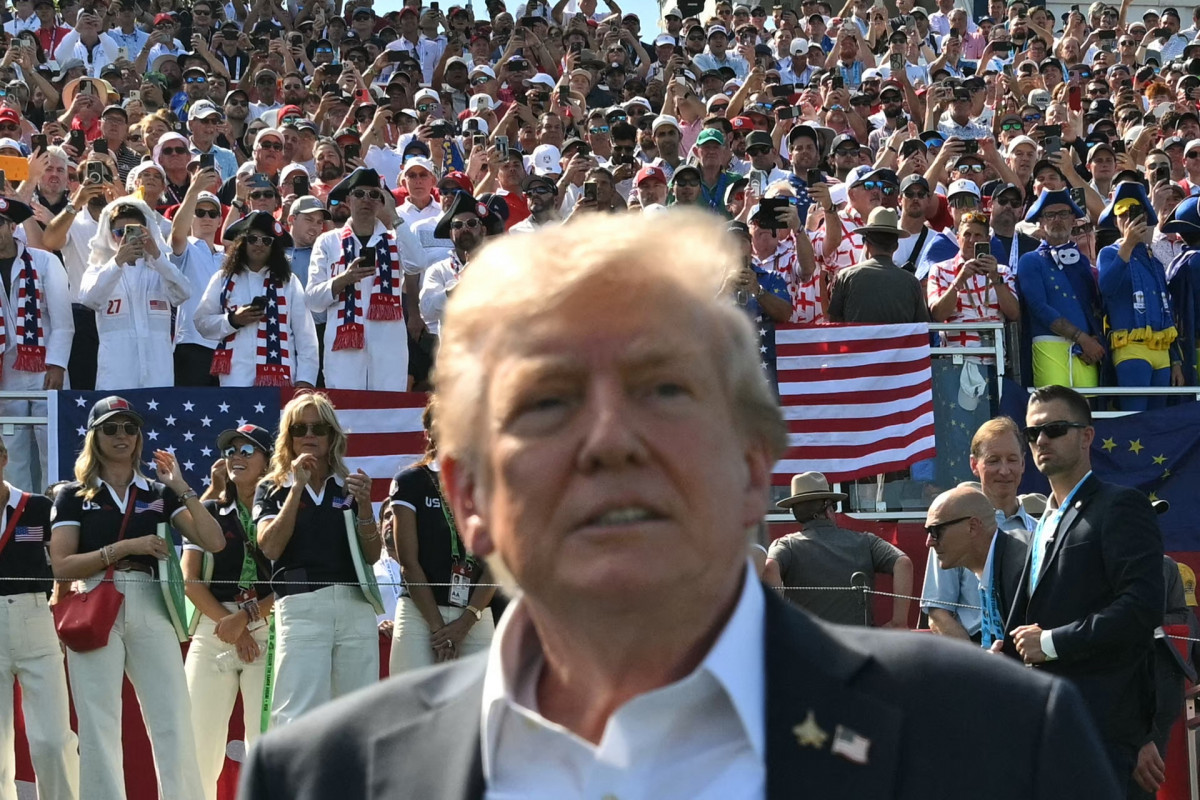 O presidente dos EUA, Donald Trump, comparece à Ryder Cup no Black Course do Bethpage State Park em Farmingdale, Nova York, em 26 de setembro de 2025. (Foto de Mandel NGAN / POOL / AFP)/ AFP