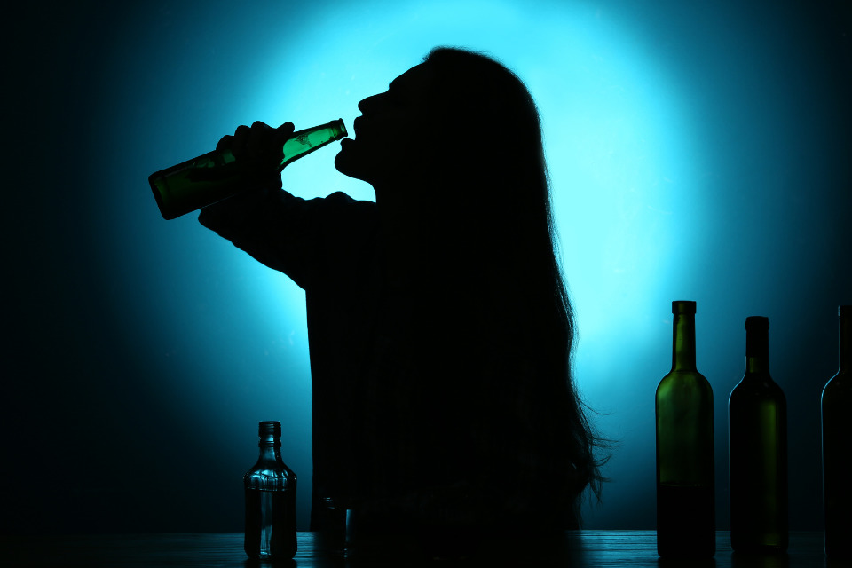 Um estudo concluiu que quanto mais álcool se consome, maior é o risco de demência./Canva