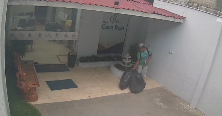 Homem furta peixes em funerária no Recife. Crime aconteceu por volta das 5h/Foto: Reprodução/Whatsapp