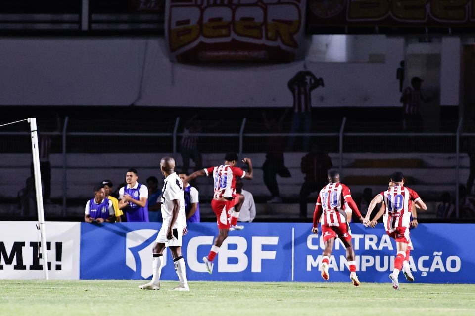 Jogadores do Náutico em comemoração de gol/Karen Fontes