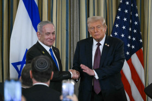 O presidente dos Estados Unidos, Donald Trump, e o primeiro-ministro de Israel, Benjamin Netanyahu (à esquerda), apertam as mãos ao final de uma coletiva de imprensa na State Dining Room da Casa Branca, em Washington, DC, em 29 de setembro de 2025. O presidente dos EUA, Donald Trump, disse nesta segunda-feira que Washington estava "muito perto" de garantir a paz na guerra de Gaza, após se reunir com o primeiro-ministro israelense Benjamin Netanyahu e divulgar um plano de paz de 20 pontos. (Foto de ANDREW CABALLERO-REYNOLDS / AFP)