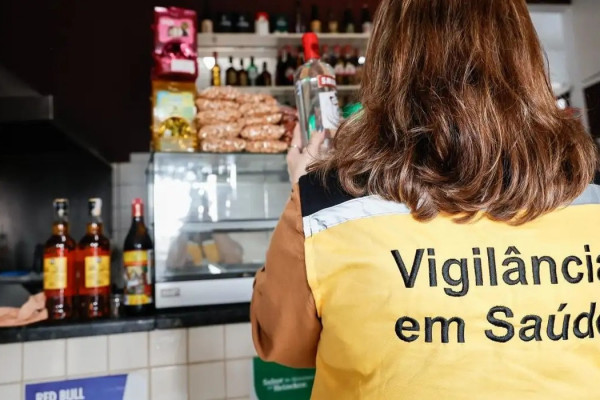 Força-tarefa em bairros de São Paulo apreendeu 117 garrafas de bebida sem rótulo e sem comprovação de procedência (Foto: João Valério/Governo do Estado de SP)