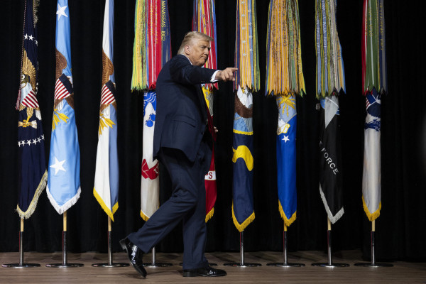 O presidente dos EUA, Donald Trump, deixa o cargo após discursar para oficiais militares de alta patente reunidos na Base do Corpo de Fuzileiros Navais de Quantico, em Quantico, Virgínia, em 30 de setembro de 2025. O secretário de Defesa, Pete Hegseth, disse na terça-feira que as Forças Armadas dos EUA precisam consertar "décadas de decadência", ao discursar em um raro encontro de centenas de oficiais de alta patente convocados de todo o mundo para ouvi-lo falar perto de Washington. (Foto de Jim WATSON / POOL / AFP) ( AFP)