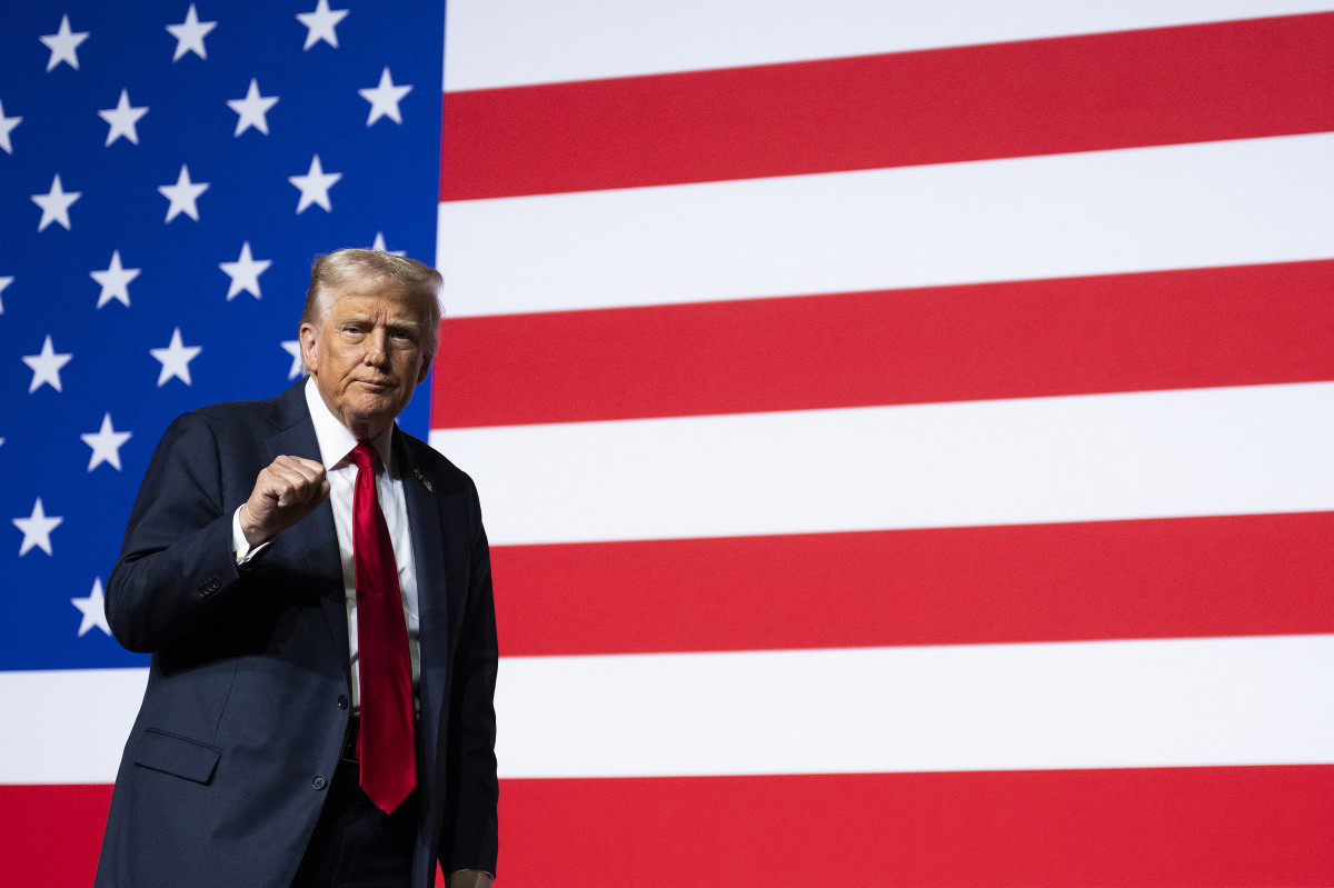 O presidente dos EUA, Donald Trump, deixa o cargo após discursar para oficiais militares de alta patente reunidos na Base do Corpo de Fuzileiros Navais de Quantico, em Quantico, Virgínia, em 30 de setembro de 2025. O secretário de Defesa, Pete Hegseth, disse na terça-feira que as Forças Armadas dos EUA precisam consertar 