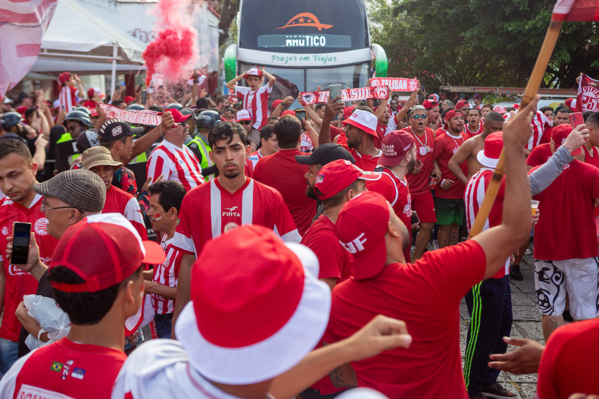 Recife, PE, 20/09/2025 - NÁUTICO X PONTE PRETA - Na tarde deste sábado(20), a equipe do Náutico recebeu a equipe da Ponte Preta pelo Campeonato Brasileiro da Serie C 2025 no estádio dos Aflitos. Torcida do Náutico/Rafael Vieira