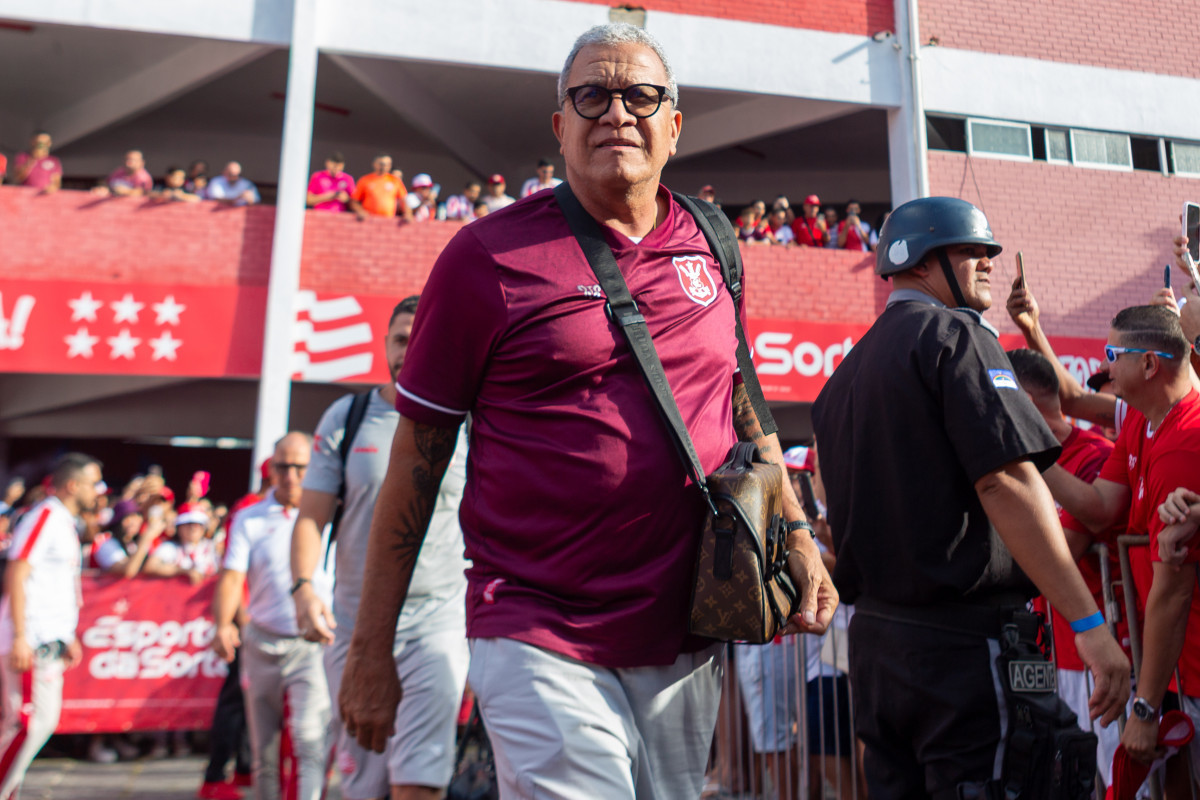 Recife, PE, 20/09/2025 - NÁUTICO X PONTE PRETA - Na tarde deste sábado(20), a equipe do Náutico recebeu a equipe da Ponte Preta pelo Campeonato Brasileiro da Serie C 2025 no estádio dos Aflitos. Técnico do Náutico, Hélio dos Anjos/Rafael Vieira