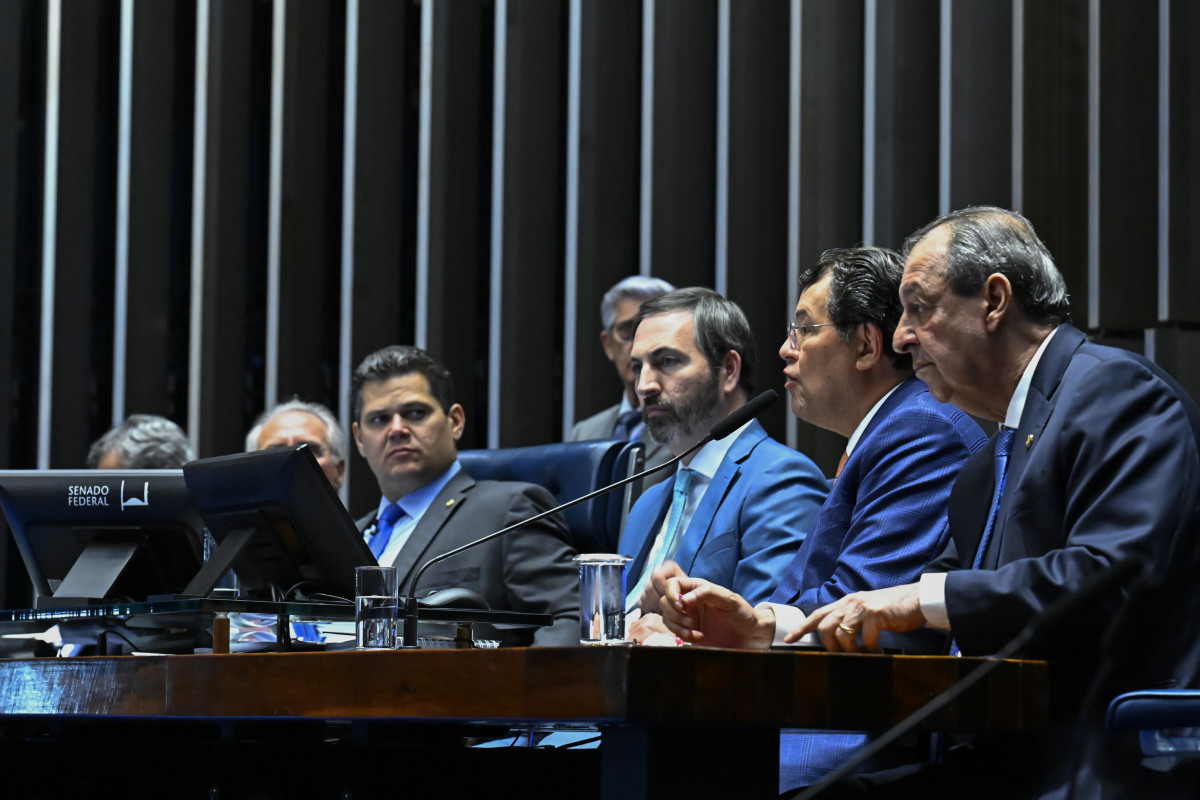 Plenário do Senado Federal durante sessão deliberativa ordinária. Ordem do dia.
Na pauta, o projeto de lei complementar que regulamenta a segunda parte da reforma tributária.
O PLP 108/2024, de autoria do Executivo federal, define regras para os tributos criados pela reforma (Emenda Constitucional 132): o Imposto sobre Bens e Serviços (IBS), que vai substituir o ICMS nos estados e o Imposto Sobre Serviços nos municípios; e a Contribuição sobre Bens e Serviços (CBS), que terá abrangência federal.
Mesa:
senador Renan Calheiros (MDB-AL);
presidente do Senado Federal, senador Davi Alcolumbre (União-AP);
secretário-geral da Mesa do Senado Federal, Danilo Augusto Barboza de Aguiar;
relator do PLP 108/2024, senador Eduardo Braga (MDB-AM)
senador Omar Aziz (PSD-AM).
Foto: Waldemir Barreto/Agência Senado/Waldemir Barreto