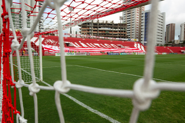 Recife, PE, 20/09/2025 - NÁUTICO X PONTE PRETA - Na tarde deste sábado(20), a equipe do Náutico recebeu a equipe da Ponte Preta pelo Campeonato Brasileiro da Serie C 2025 no estádio dos Aflitos.