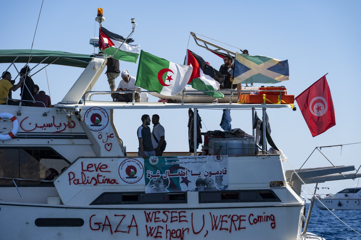 Membros do grupo de navios da Flotilha Global Sumud para Gaza são vistos atracados na pequena ilha de Koufonisi, ao sul da ilha de Creta, em 26 de setembro de 2025. Após um suposto ataque de drones na manhã de 25 de setembro de 2025, Atenas afirmou que garantirá a segurança da navegação em suas águas. A Flotilha Global Sumud, que transportava ativistas, incluindo a ambientalista sueca Greta Thunberg, culpou Israel por mais de uma dúzia de explosões ouvidas ao redor de seus navios na costa da Grécia, no final de 24 de setembro de 2025. (Foto de Eleftherios ELIS / AFP)/ AFP