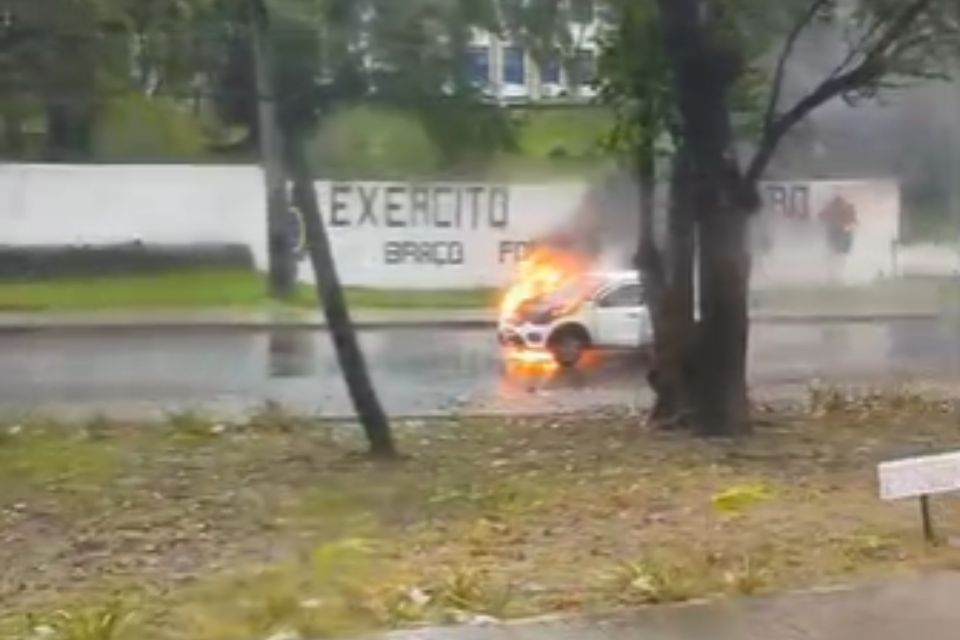 Carro pega fogo na PE-015, em Olinda
/Reprodução/redes sociais