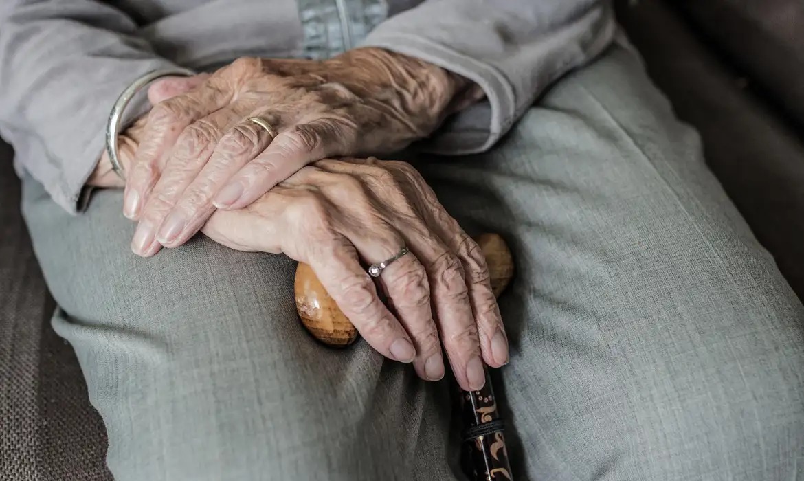 Idosos são alvos de diferentes tipos de violência, inclusive por familiares/Foto: SABINEVANERP/PIXABAY