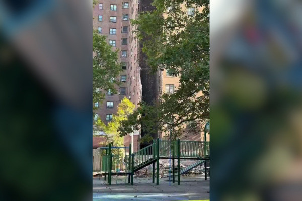 Explosão derruba estrutura e provoca grande rachadura 
em prédio em Nova York (Foto: Divulgação/FDNY)