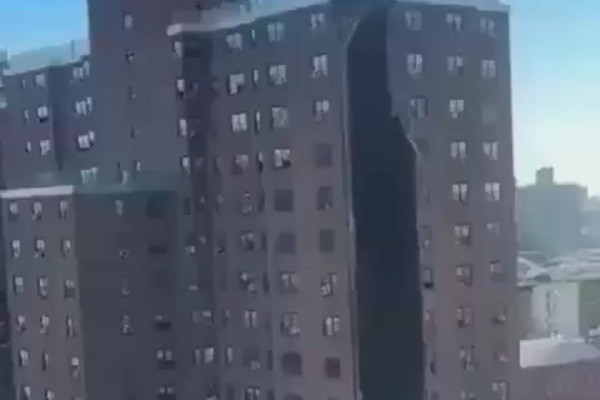 Explosão derruba estrutura e provoca grande rachadura 
em prédio em Nova York (Reprodução/Redes Sociais )