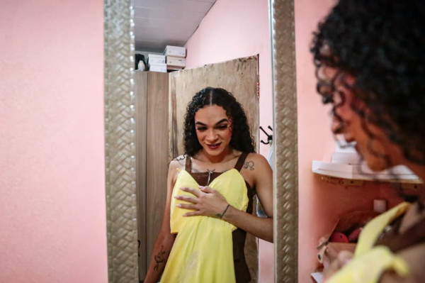 Leona Catalina acionou a Justiça para conseguir colocar próteses (Crysli Viana/DP Foto)