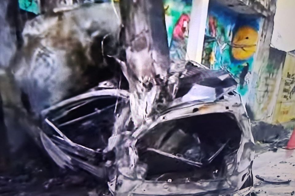 Carro colide com poste, pega fogo e causa apagão em Abreu e Lima, no Grande Recife/Reprodução/redes sociais