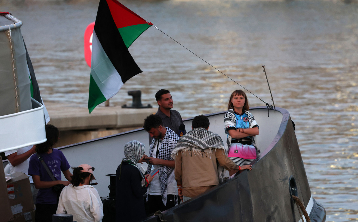 A ativista climática sueca Greta Thunberg (à dir.) é vista a bordo de uma embarcação de uma flotilha civil, transportando ativistas pró-Palestina e ajuda humanitária e com o objetivo de romper o bloqueio israelense à Faixa de Gaza, permanecendo atracada no porto de Barcelona em 1º de setembro de 2025, após ser forçada a retornar devido ao mau tempo. Ativistas a bordo de uma flotilha de ajuda com destino a Gaza disseram que navios de guerra israelenses cercaram várias de suas embarcações na quarta-feira e que a interceptação dos principais navios estava em andamento. 