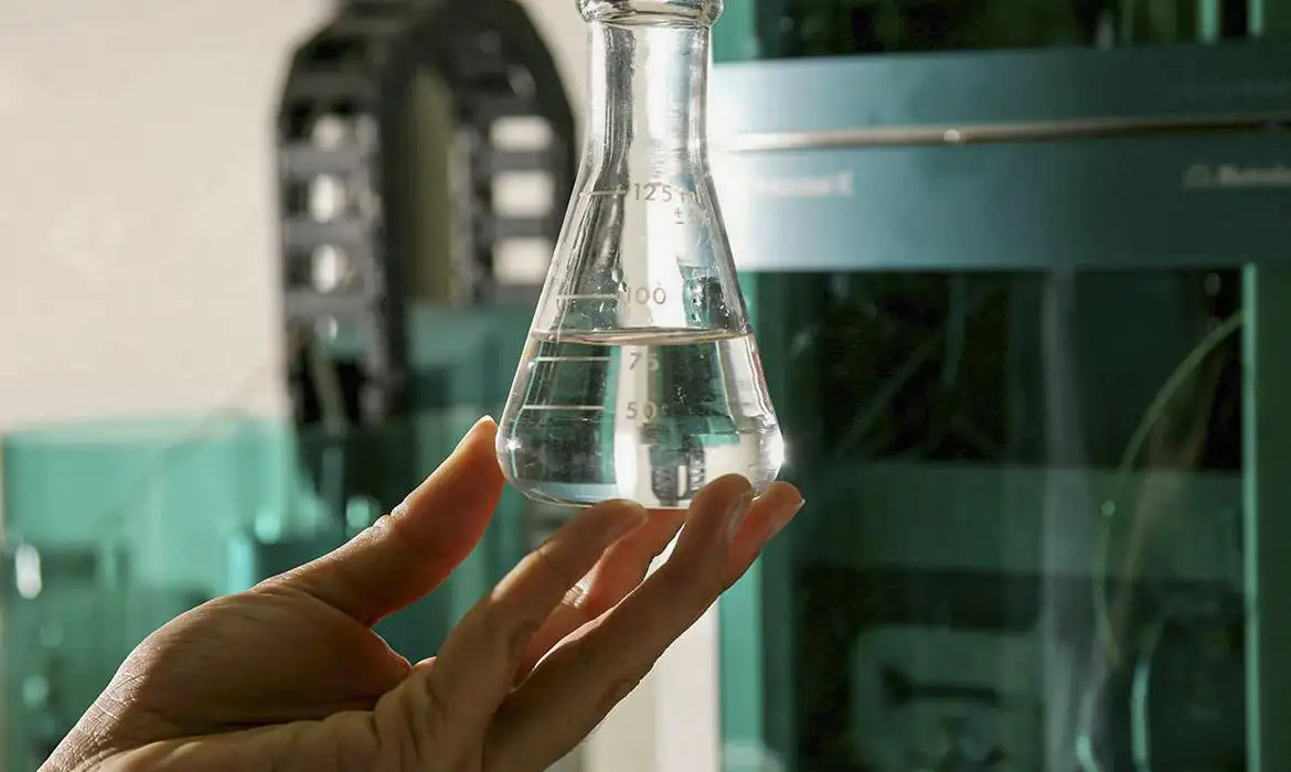 Indústrias suspeitas de vender bebida adulterada com metanol são alvo de fiscalização da PF
/Reprodução / Biodiesel Brasil