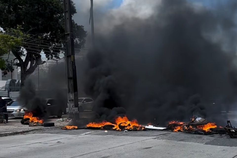 Protesto por falta de energia fecha quatro faixas da Agamenon Magalhães, no Recife
/Reprodução/redes sociais