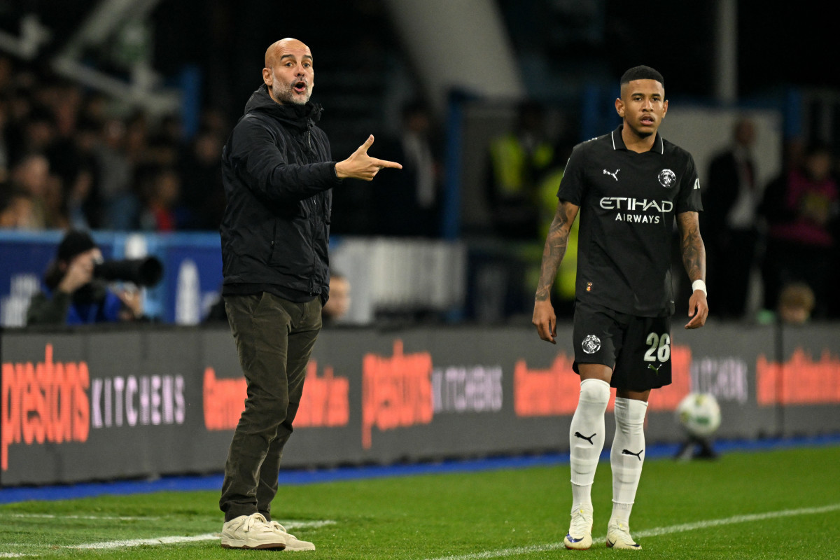 Técnico Pep Guardiola e o atacante Savinho, ambos do Manchester City/OLI SCARFF / AFP