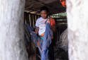 Joelli mostra as redes de pesca da comunidade quilombola do Engenho Siqueira, em Rio Formoso - Rafael Vieira/DP Foto