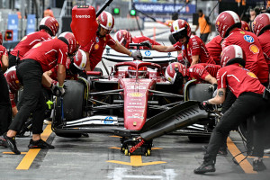 Mec&acirc;nicos da Ferrari e o piloto Charles Leclerc