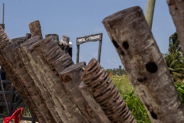 "Pontal dos Fragoso", diz placa instalada na propriedade murada em Maracaípe (Rafael Vieira/DP Foto)