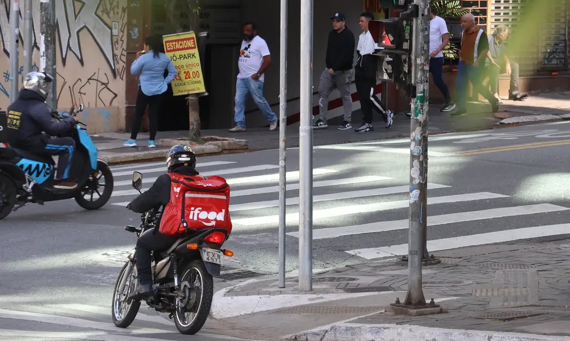 As empresas contestam decisões da Justiça do Trabalho que reconheceram o vínculo empregatício com os motoristas e entregadores/Foto: Rovena Rosa/Agência Brasil