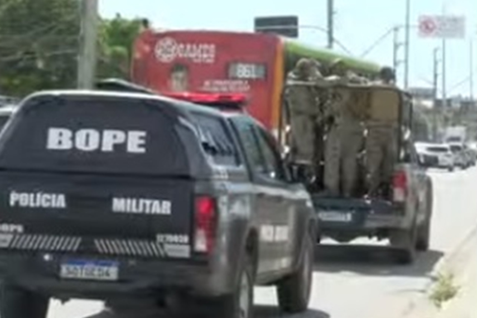 Viatura do Bope a caminho da ação no comunidade Marezão/REPRODUÇÃO/VÍDEO