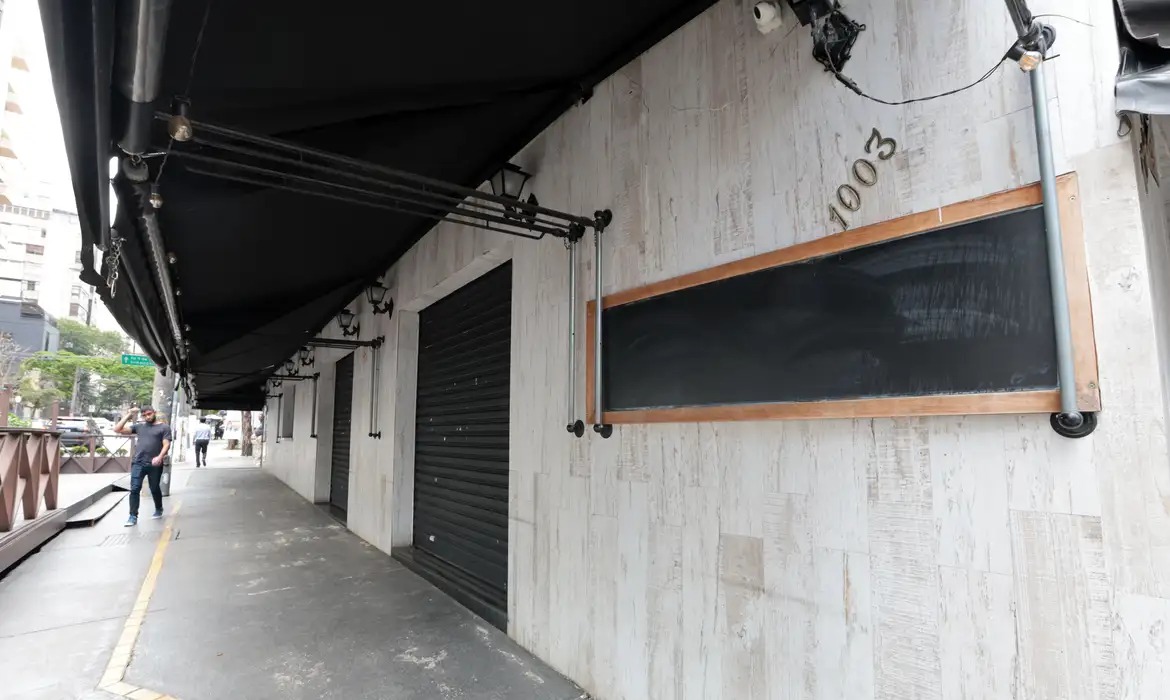 A Vigilância Sanitária do Distrito Federal identificou nesta quinta-feira (2) que o rapper Hungria, que está internado com suspeita de intoxicação por metanol, também comprou bebidas alcoólicas em uma rede de supermercados 24 horas da capital, além das adquiridas em uma distribuidora em Vicente Pires/Foto: Paulo Pinto/Agência Brasil