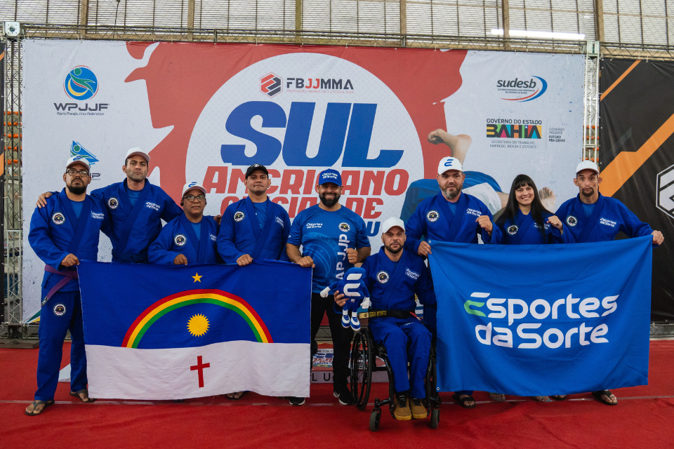 Atletas representantes da Associação Pernambucana de Jiu-Jitsu e Parajiu-Jitsu participando do Campeonato Sul-Americano
(Divulgação/Esportes da Sorte) Atletas representantes da Associação Pernambucana de Jiu-Jitsu e Parajiu-Jitsu participando do Campeonato Sul-Americano
/Divulgação/Esportes da Sorte