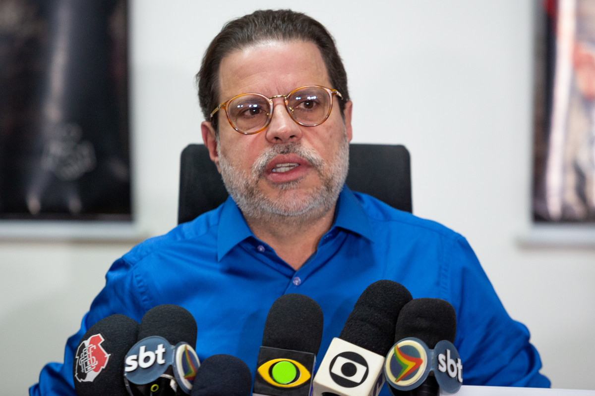 Recife, PE, 10/09/2025 - COLETIVA SAF SANTA CRUZ - O Santa Cruz anunciou, na manhã desta quarta-feira, uma estimativa de prazo para finalizar o processo de constituição da SAF. Depois da assinatura do último aditivo da proposta vinculante, feita há uma semana, o acordo será apreciado pelo Conselho Deliberativo, depois seguindo para a Assembleia Geral de Sócios. Bruno Rodrigues, Iran Barbosa. (Rafael Vieira) Recife, PE, 10/09/2025 - COLETIVA SAF SANTA CRUZ - O Santa Cruz anunciou, na manhã desta quarta-feira, uma estimativa de prazo para finalizar o processo de constituição da SAF. Depois da assinatura do último aditivo da proposta vinculante, feita há uma semana, o acordo será apreciado pelo Conselho Deliberativo, depois seguindo para a Assembleia Geral de Sócios. Bruno Rodrigues, Iran Barbosa./Rafael Vieira