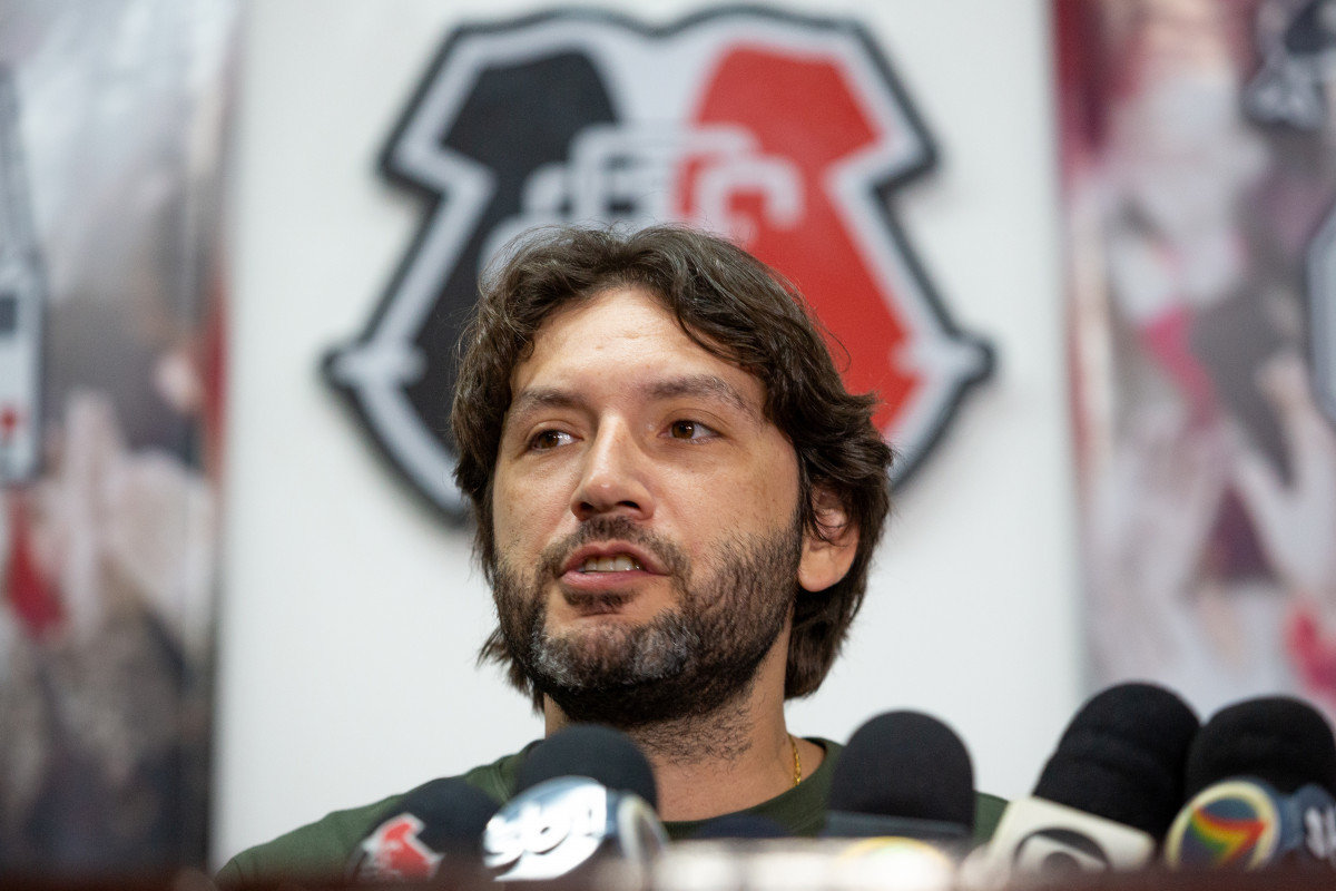 Recife, PE, 10/09/2025 - COLETIVA SAF SANTA CRUZ - O Santa Cruz anunciou, na manhã desta quarta-feira, uma estimativa de prazo para finalizar o processo de constituição da SAF. Depois da assinatura do último aditivo da proposta vinculante, feita há uma semana, o acordo será apreciado pelo Conselho Deliberativo, depois seguindo para a Assembleia Geral de Sócios. Bruno Rodrigues, Iran Barbosa./Rafael Vieira