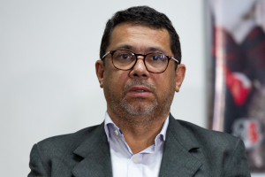 Recife, PE, 10/09/2025 - COLETIVA SAF SANTA CRUZ - O Santa Cruz anunciou, na manh&atilde; desta quarta-feira, uma estimativa de prazo para finalizar o processo de constitui&ccedil;&atilde;o da SAF. Depois da assinatura do &uacute;ltimo aditivo da proposta vinculante, feita h&aacute; uma semana, o acordo ser&aacute; apreciado pelo Conselho Deliberativo, depois seguindo para a Assembleia Geral de S&oacute;cios. Bruno Rodrigues, Iran Barbosa.