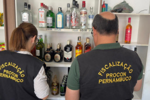 Procon-PE fiscaliza estabelecimentos e apreende produtos vencidos e bebidas irregulares
