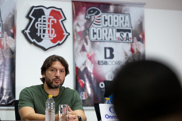 Recife, PE, 10/09/2025 - COLETIVA SAF SANTA CRUZ - O Santa Cruz anunciou, na manhã desta quarta-feira, uma estimativa de prazo para finalizar o processo de constituição da SAF. Depois da assinatura do último aditivo da proposta vinculante, feita há uma semana, o acordo será apreciado pelo Conselho Deliberativo, depois seguindo para a Assembleia Geral de Sócios. Bruno Rodrigues, Iran Barbosa.