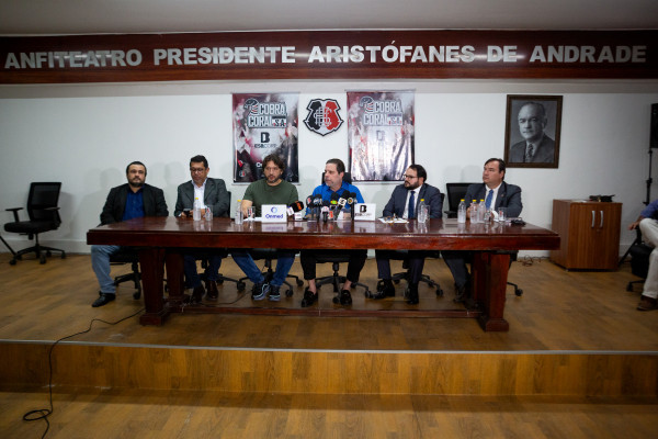 Recife, PE, 10/09/2025 - COLETIVA SAF SANTA CRUZ - O Santa Cruz anunciou, na manhã desta quarta-feira, uma estimativa de prazo para finalizar o processo de constituição da SAF. Depois da assinatura do último aditivo da proposta vinculante, feita há uma semana, o acordo será apreciado pelo Conselho Deliberativo, depois seguindo para a Assembleia Geral de Sócios. Bruno Rodrigues, Iran Barbosa.