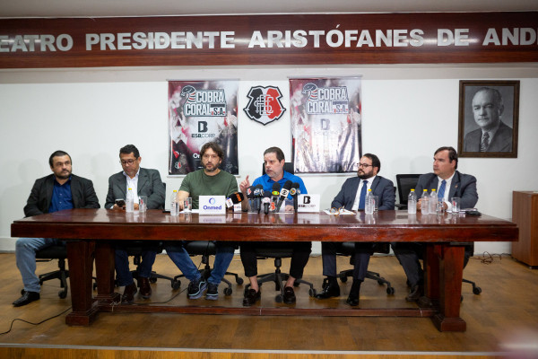Recife, PE, 10/09/2025 - COLETIVA SAF SANTA CRUZ - O Santa Cruz anunciou, na manhã desta quarta-feira, uma estimativa de prazo para finalizar o processo de constituição da SAF. Depois da assinatura do último aditivo da proposta vinculante, feita há uma semana, o acordo será apreciado pelo Conselho Deliberativo, depois seguindo para a Assembleia Geral de Sócios. Bruno Rodrigues, Iran Barbosa.