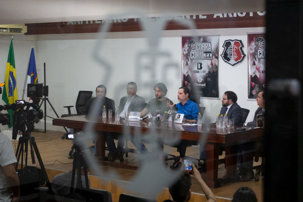 Recife, PE, 10/09/2025 - COLETIVA SAF SANTA CRUZ - O Santa Cruz anunciou, na manhã desta quarta-feira, uma estimativa de prazo para finalizar o processo de constituição da SAF. Depois da assinatura do último aditivo da proposta vinculante, feita há uma semana, o acordo será apreciado pelo Conselho Deliberativo, depois seguindo para a Assembleia Geral de Sócios. Bruno Rodrigues, Iran Barbosa.