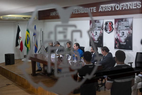 Recife, PE, 10/09/2025 - COLETIVA SAF SANTA CRUZ - O Santa Cruz anunciou, na manhã desta quarta-feira, uma estimativa de prazo para finalizar o processo de constituição da SAF. Depois da assinatura do último aditivo da proposta vinculante, feita há uma semana, o acordo será apreciado pelo Conselho Deliberativo, depois seguindo para a Assembleia Geral de Sócios. Bruno Rodrigues, Iran Barbosa.