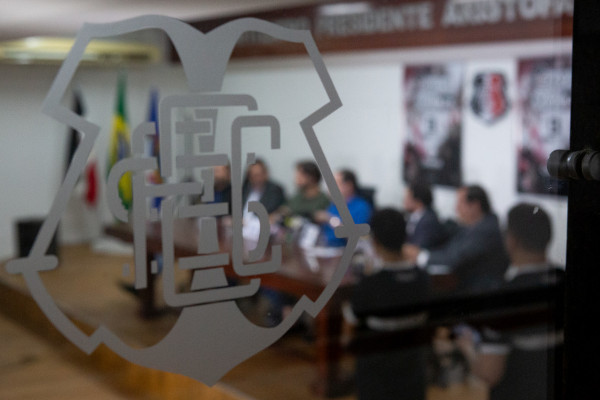 Recife, PE, 10/09/2025 - COLETIVA SAF SANTA CRUZ - O Santa Cruz anunciou, na manhã desta quarta-feira, uma estimativa de prazo para finalizar o processo de constituição da SAF. Depois da assinatura do último aditivo da proposta vinculante, feita há uma semana, o acordo será apreciado pelo Conselho Deliberativo, depois seguindo para a Assembleia Geral de Sócios. Bruno Rodrigues, Iran Barbosa.