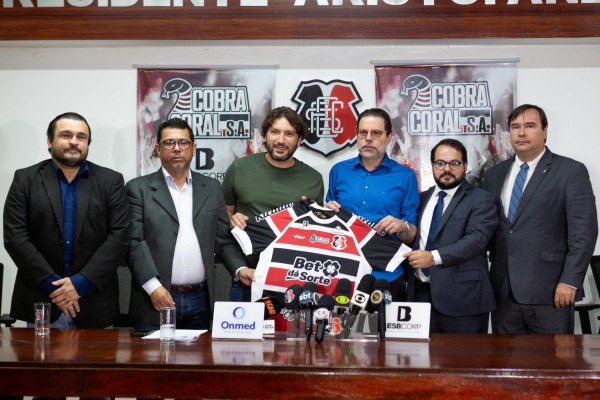 Recife, PE, 10/09/2025 - COLETIVA SAF SANTA CRUZ - O Santa Cruz anunciou, na manhã desta quarta-feira, uma estimativa de prazo para finalizar o processo de constituição da SAF. Depois da assinatura do último aditivo da proposta vinculante, feita há uma semana, o acordo será apreciado pelo Conselho Deliberativo, depois seguindo para a Assembleia Geral de Sócios. Bruno Rodrigues, Iran Barbosa.