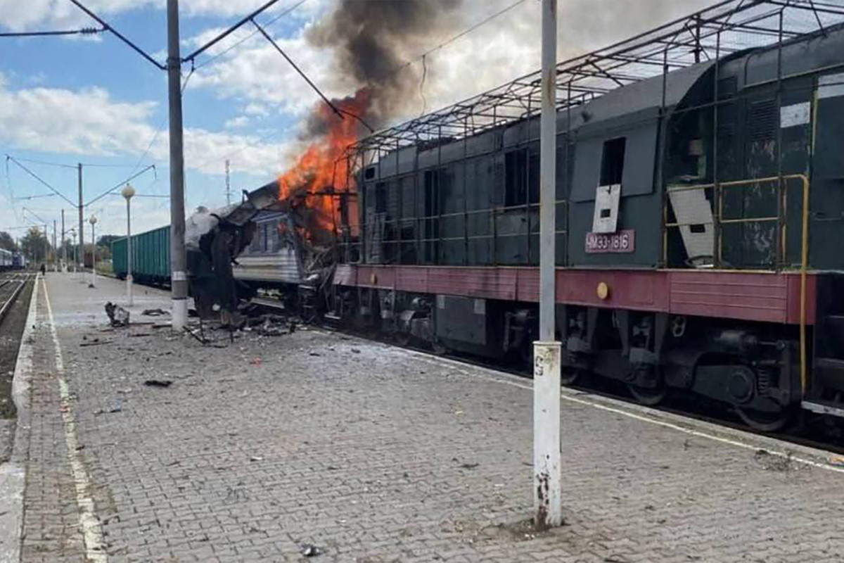 Vagão de trem em chamas após ataque de drone russo em estação ferroviária/ Foto: Handout / UKRAINIAN RAILWAYS / AFP