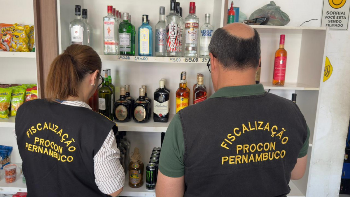 Procon-PE fiscaliza estabelecimentos e apreende produtos vencidos e bebidas irregulares
/Divulgação/Procon-PE